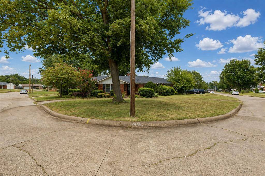 301 E Ridgewood DR, Midwest City, OK 73110