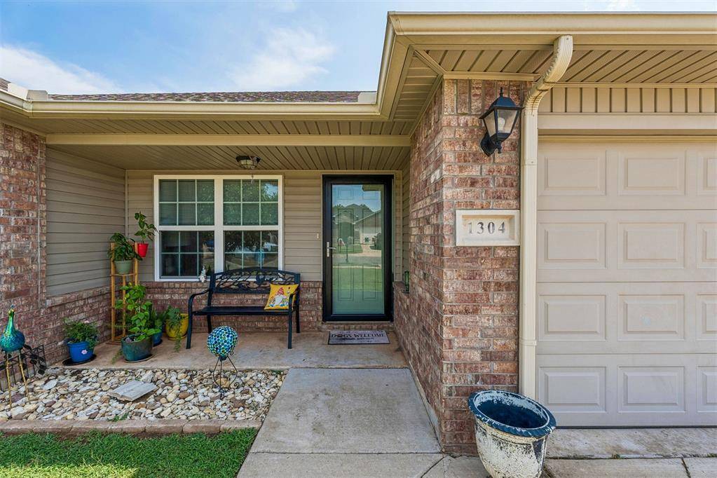 1304 Granite LN, Noble, OK 73068