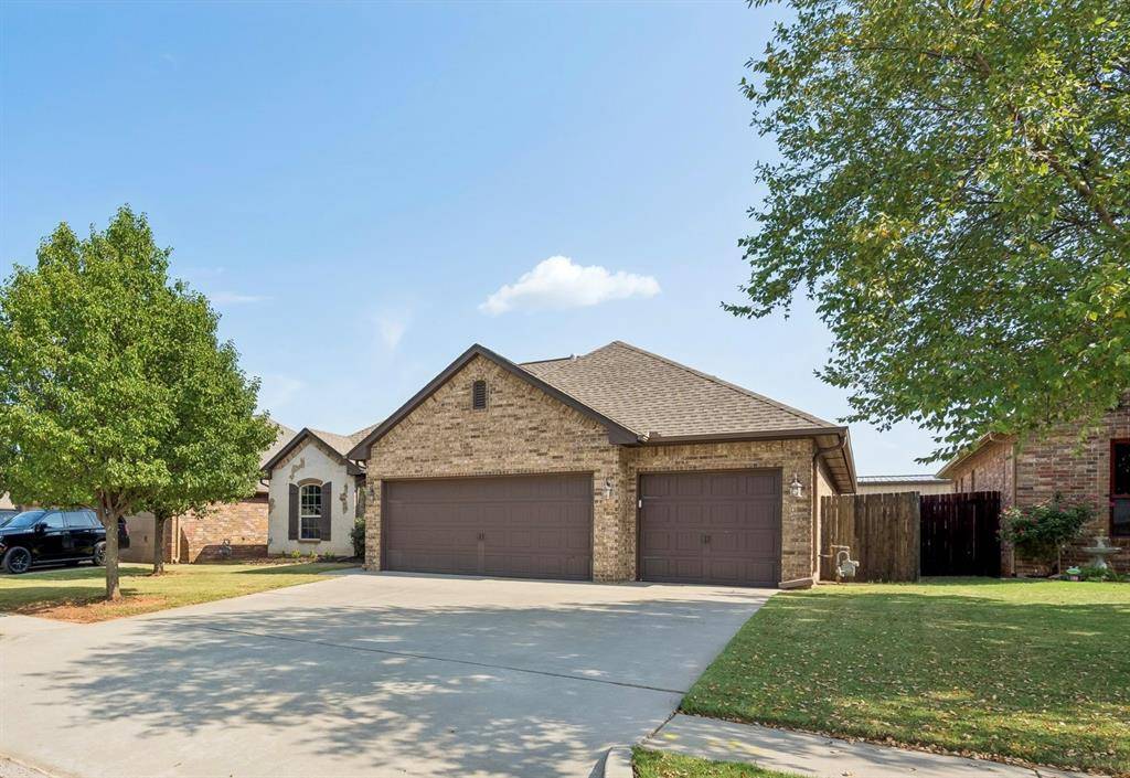636 NE 23rd ST, Moore, OK 73160