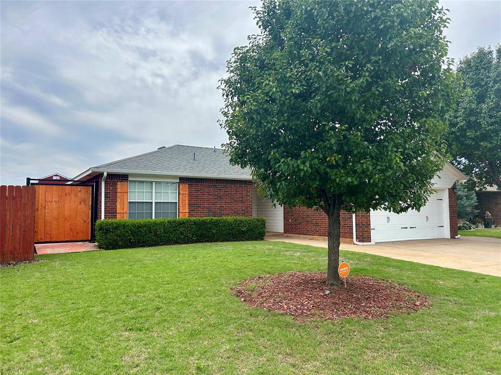 1044 NW 19th ST, Moore, OK 73160
