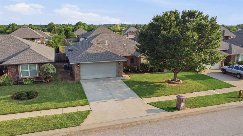604 Apple Tree LN, Moore, OK 73160