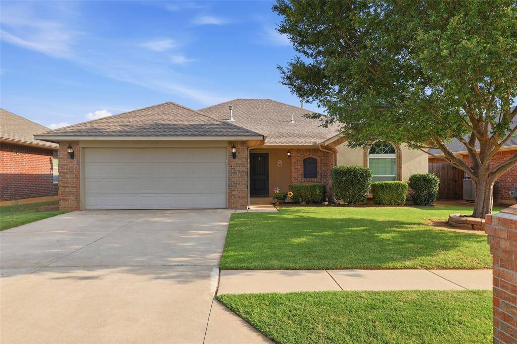 604 Apple Tree LN, Moore, OK 73160