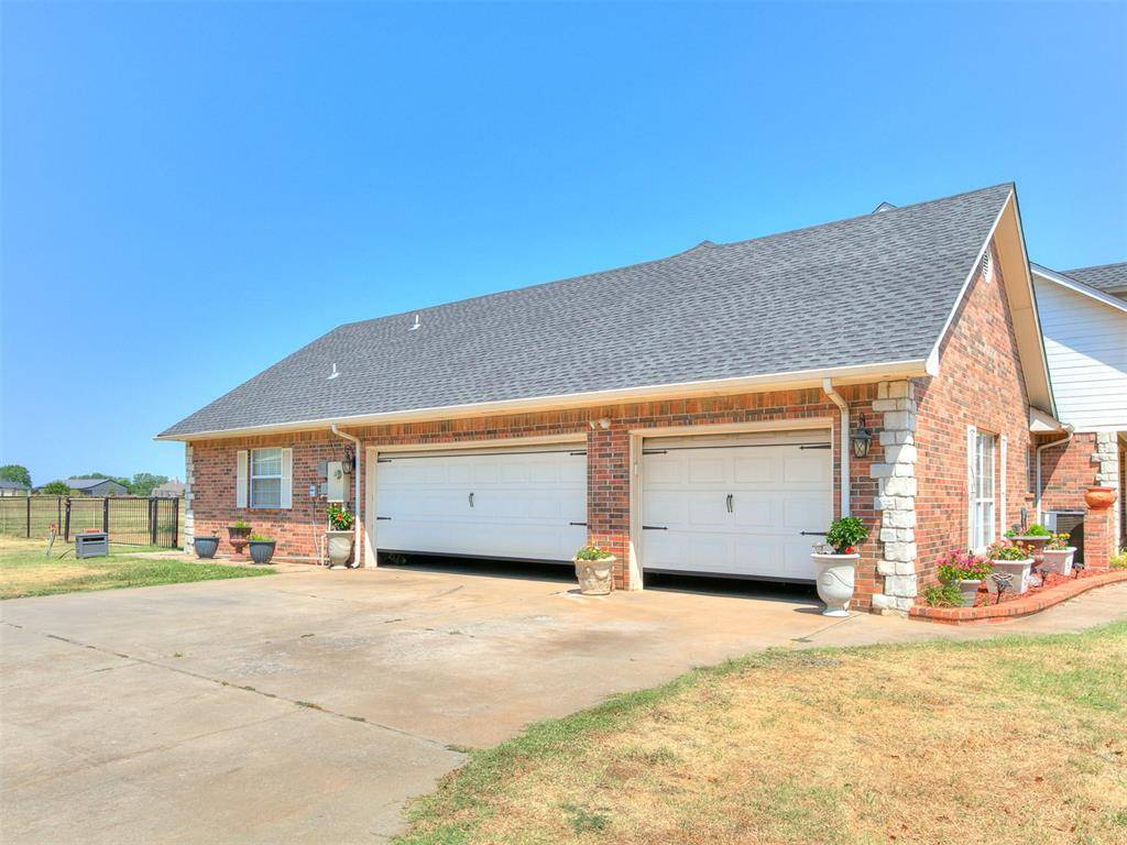 5401 Castle Ridge DR, Mustang, OK 73064