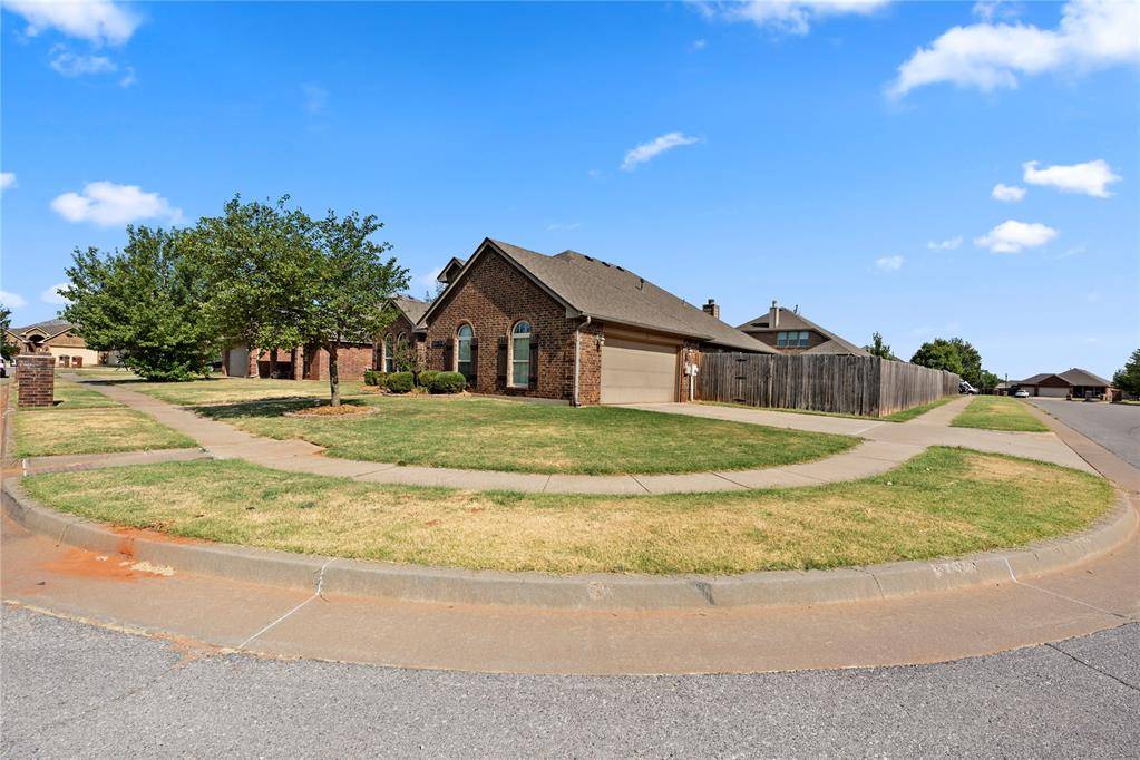 11001 SW 38th CIR, Mustang, OK 73064
