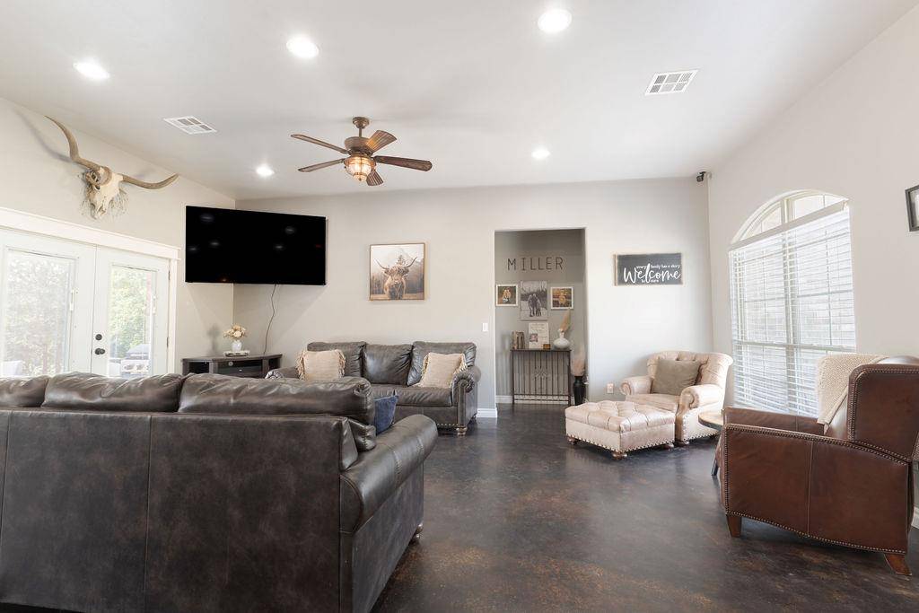 16703 Acorn LN, Newalla, OK 74857