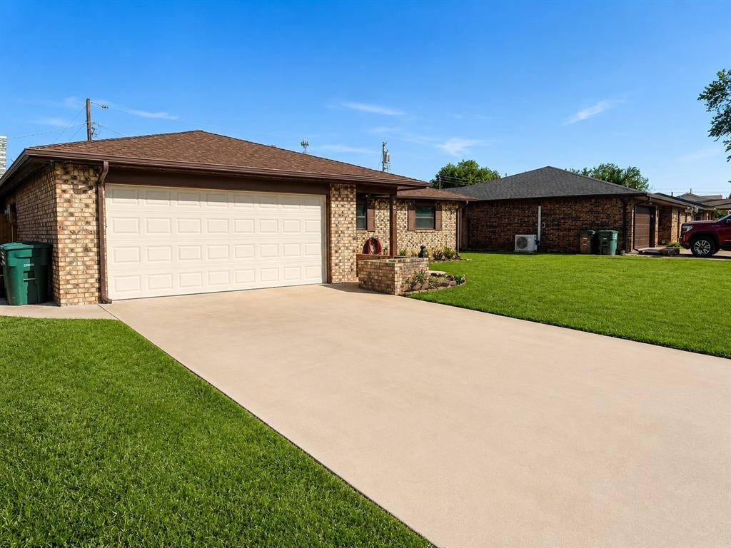 409 S 23rd PL, Clinton, OK 73601