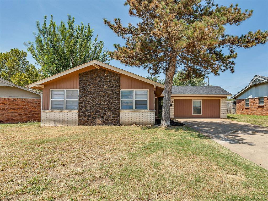 111 Oakside DR, Moore, OK 73160