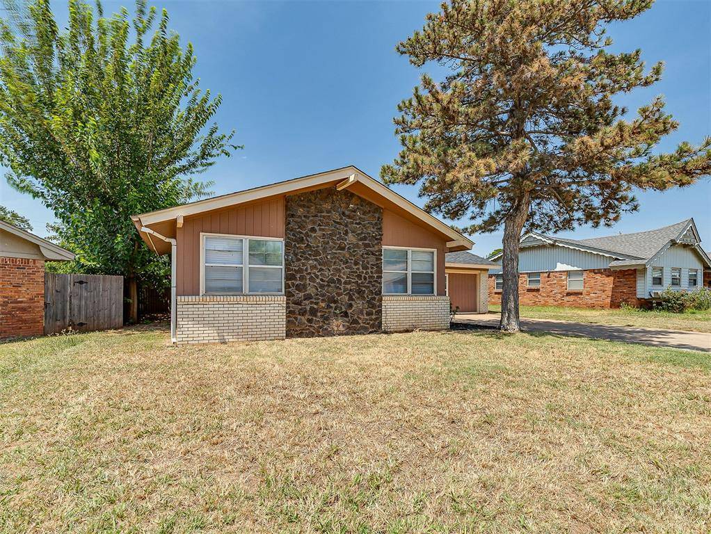111 Oakside DR, Moore, OK 73160
