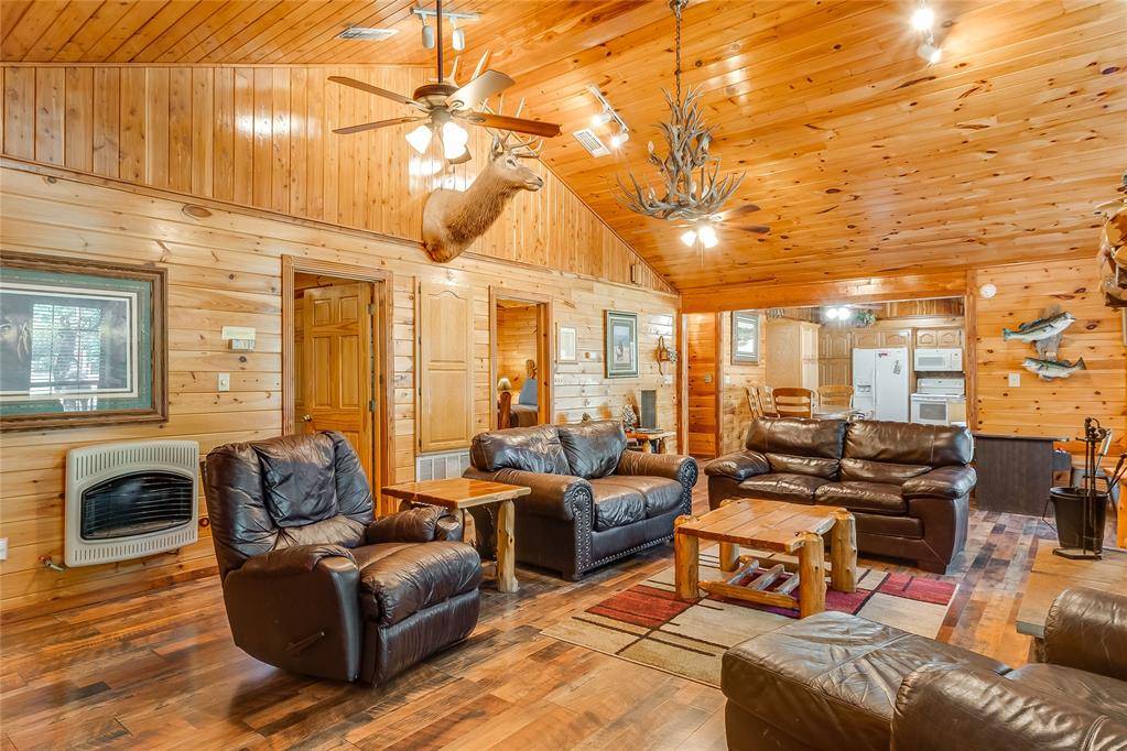 20 Woodland CIR, Broken Bow, OK 74728