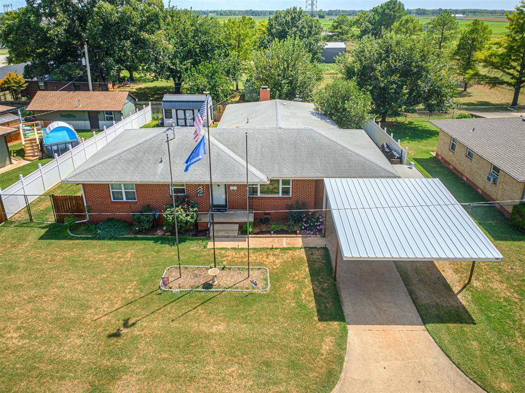 925 W Creek ST, Lindsay, OK 73052