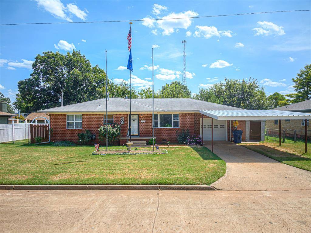 925 W Creek ST, Lindsay, OK 73052
