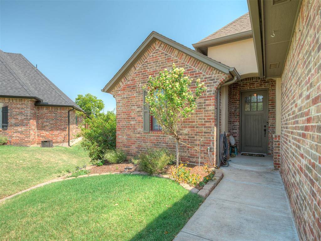 312 Evie PL, Moore, OK 73160