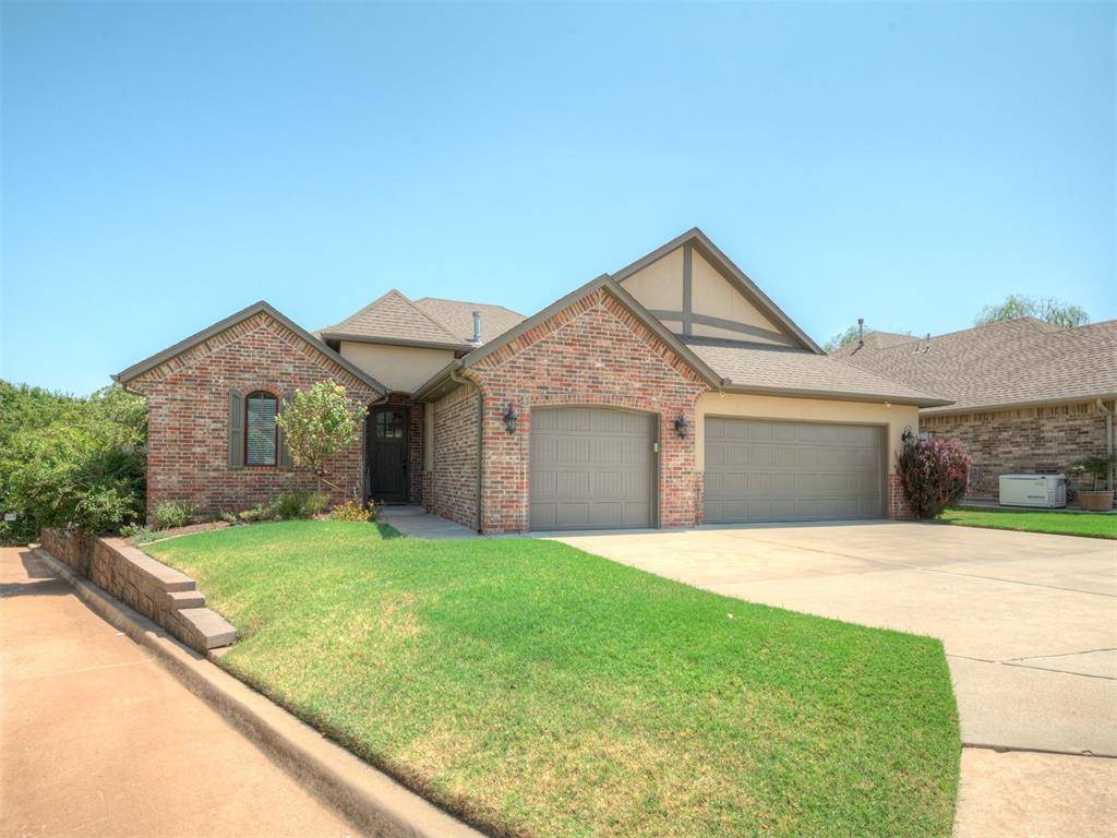 312 Evie PL, Moore, OK 73160