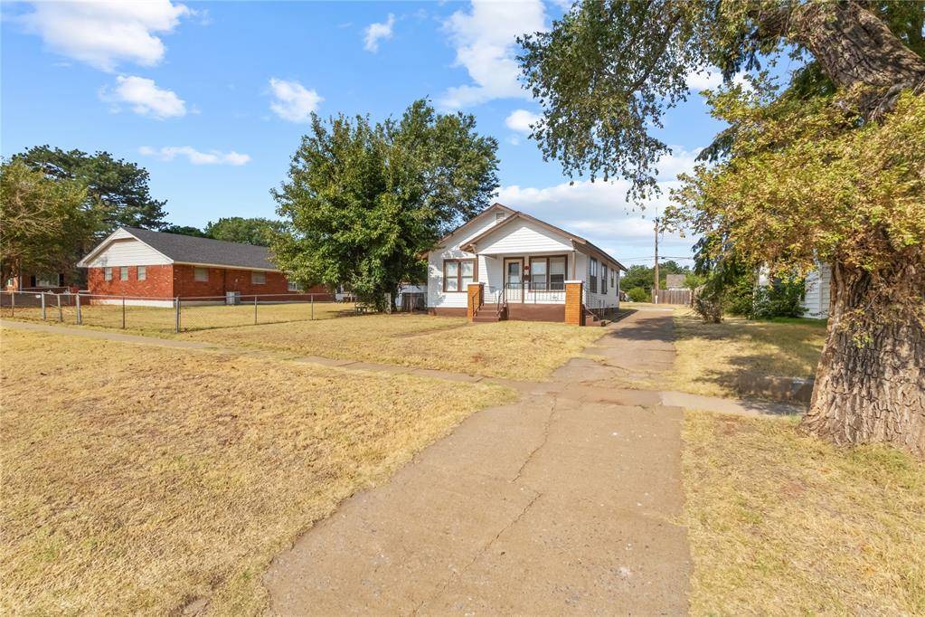 322 S 13th ST, Clinton, OK 73601