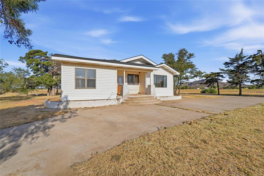 725 W Broadway ST, Mountain Park, OK 73552