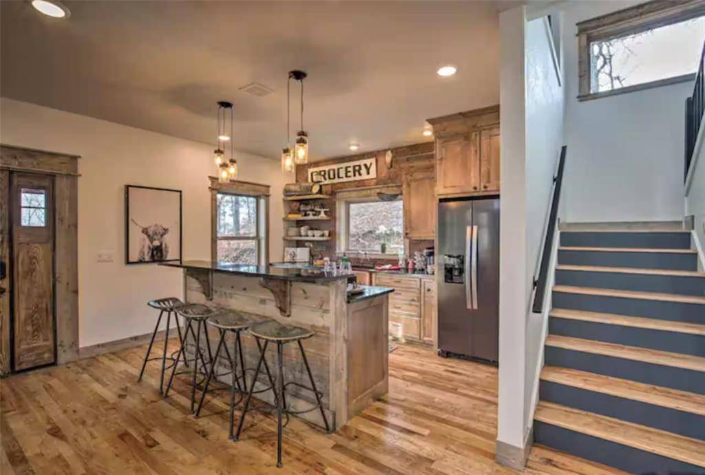 356 Little Creek LN, Broken Bow, OK 74728