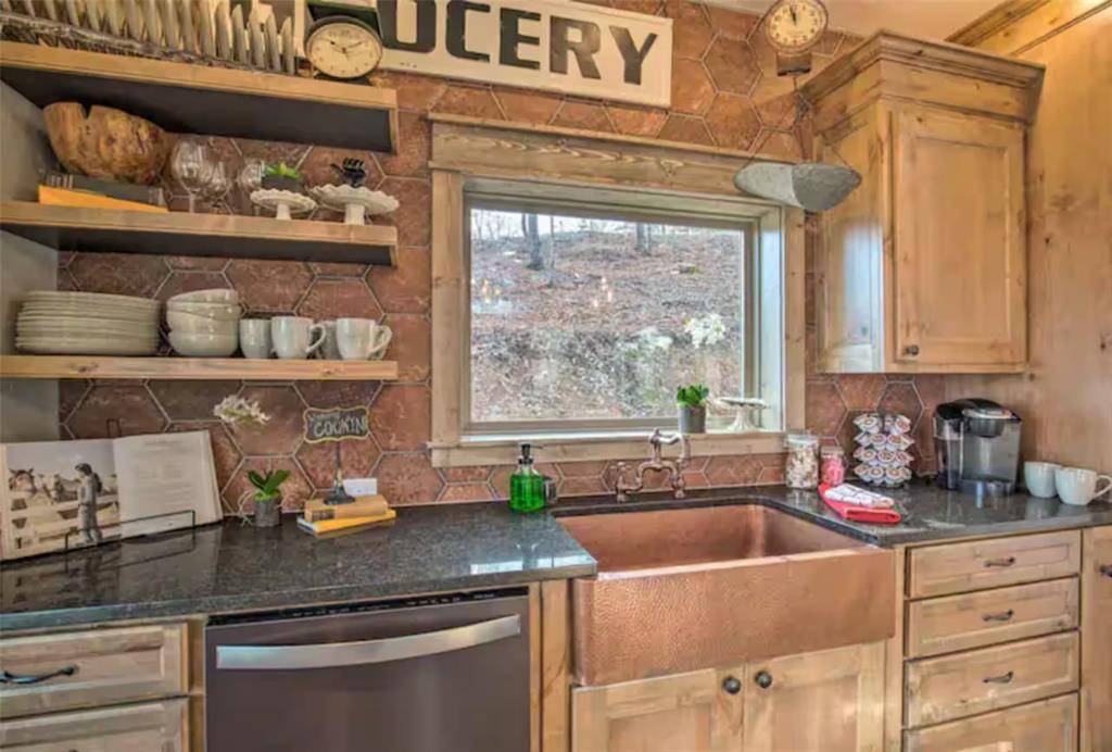 356 Little Creek LN, Broken Bow, OK 74728