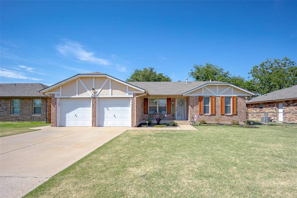 605 SW 7th ST, Moore, OK 73160