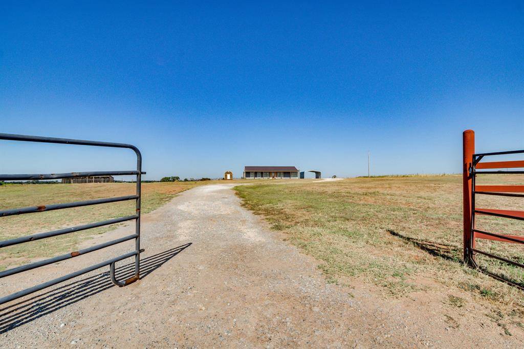 2406 S Logan RD, Lahoma, OK 73754