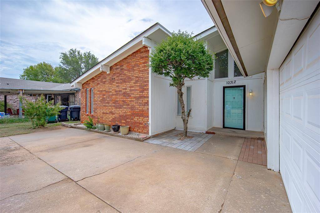 10312 Fairfax LN, Yukon, OK 73099