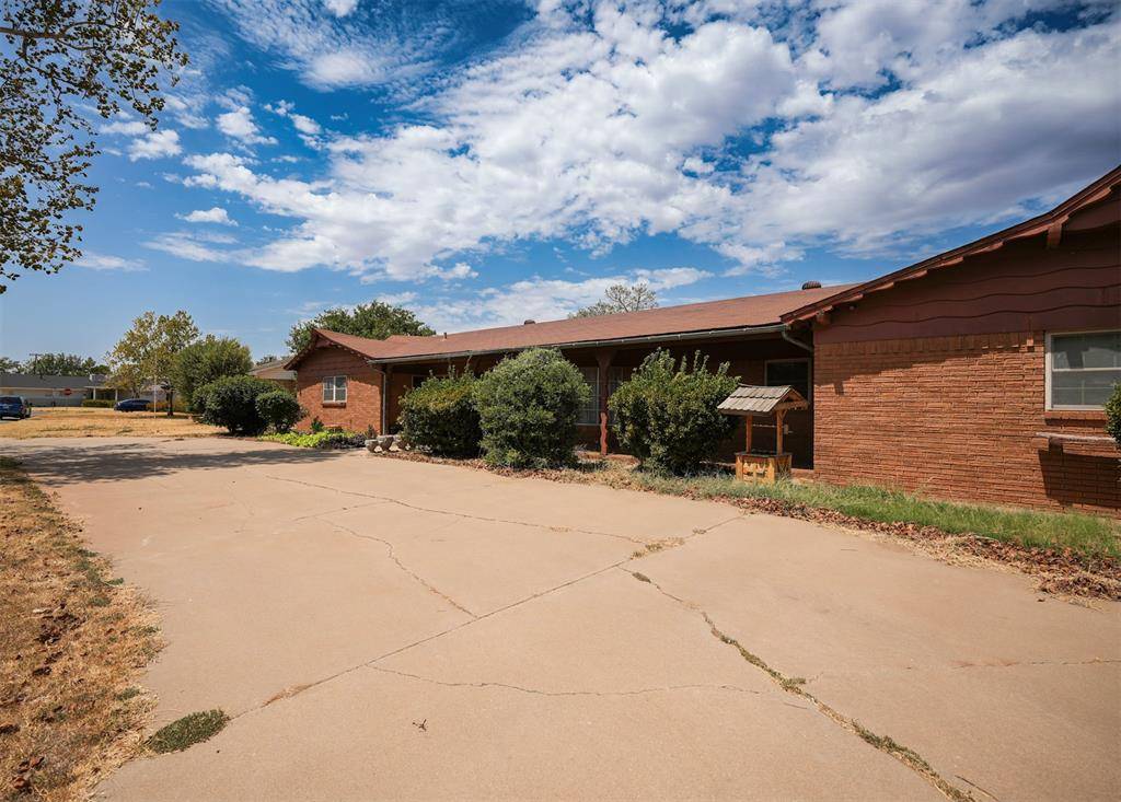 1909 Willard DR, Altus, OK 73521