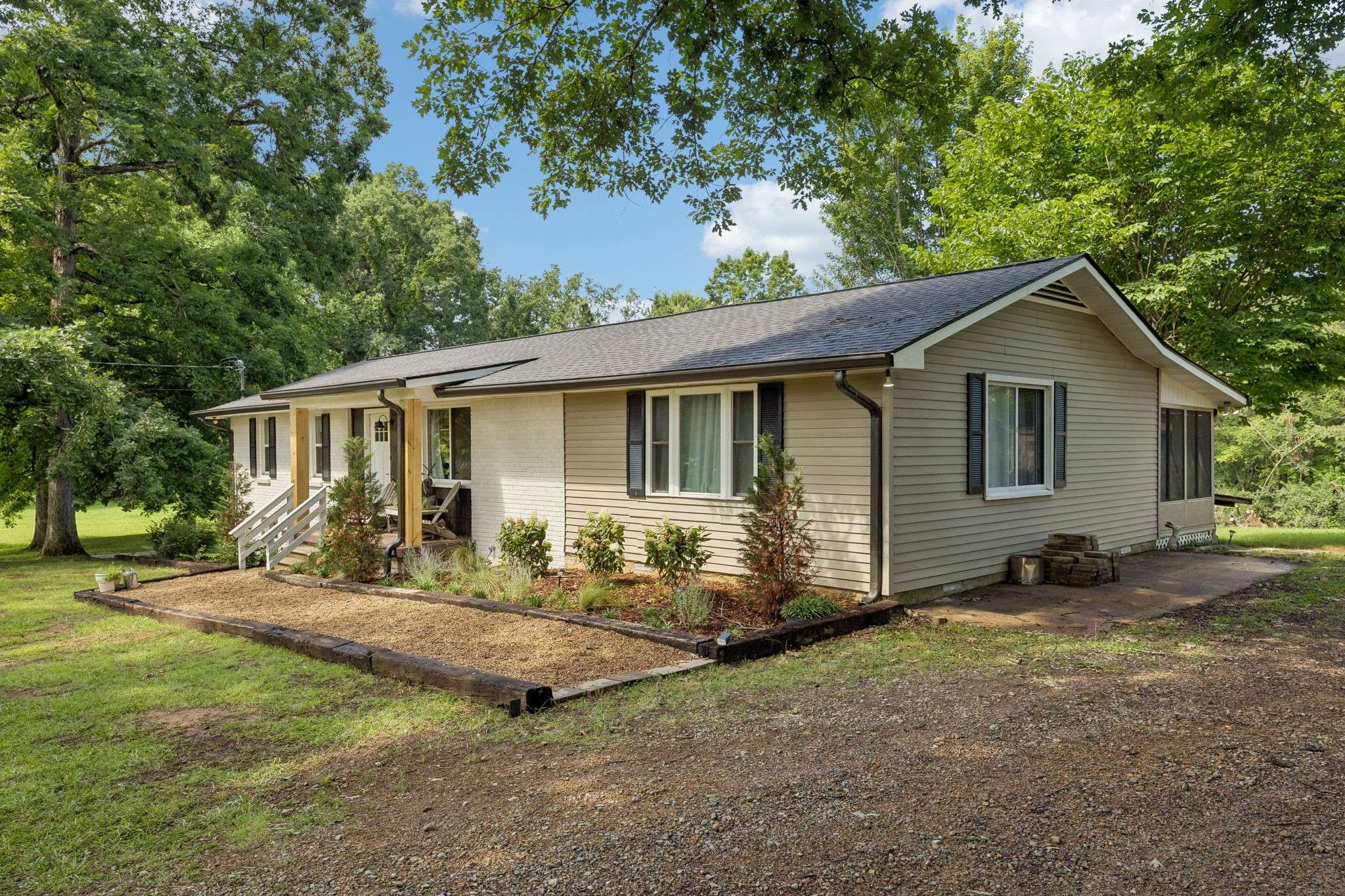 9062 E 40 Rd, Bon Aqua, TN 37025