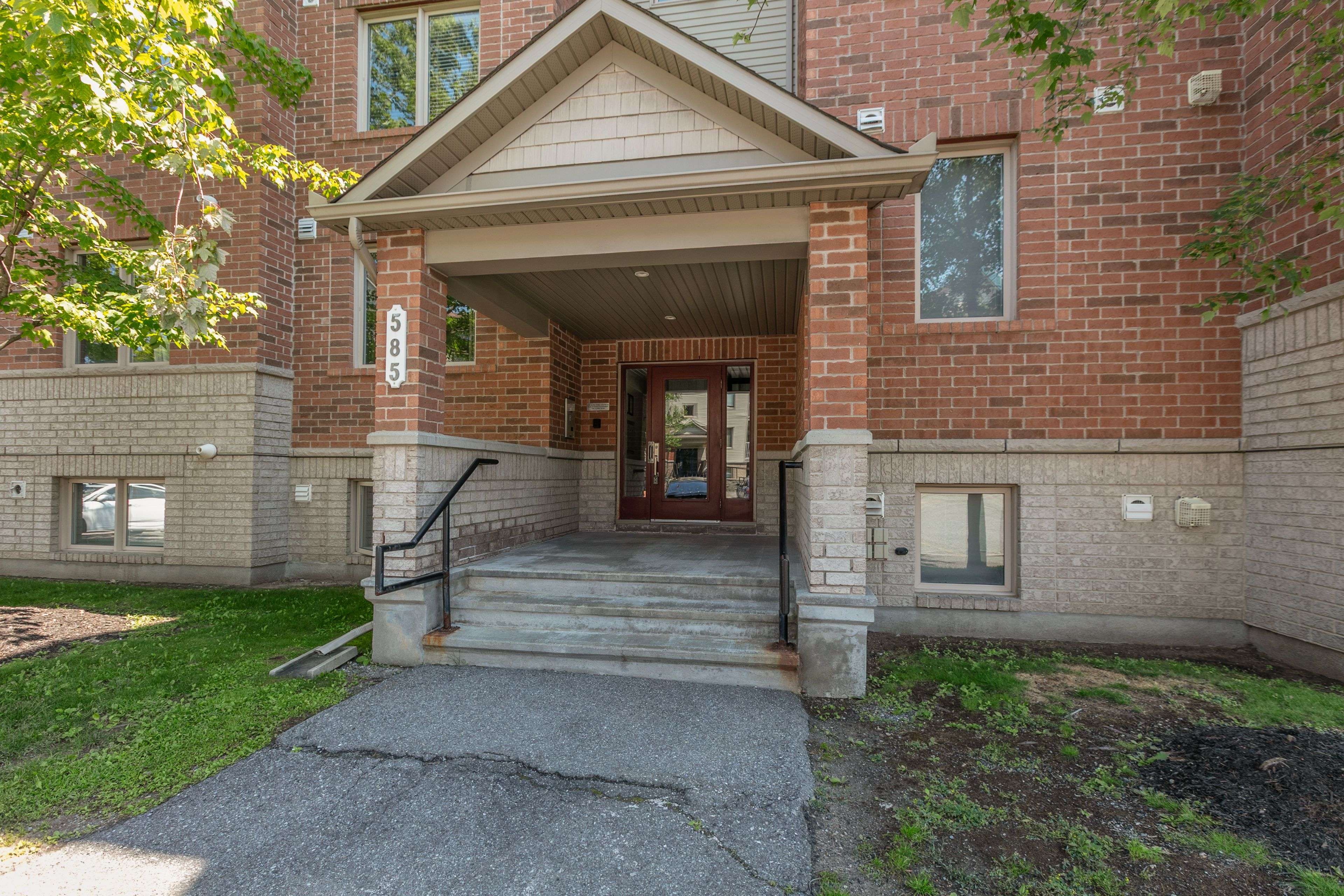 585 Stonefield Private #8, Barrhaven, ON K2G 4R4