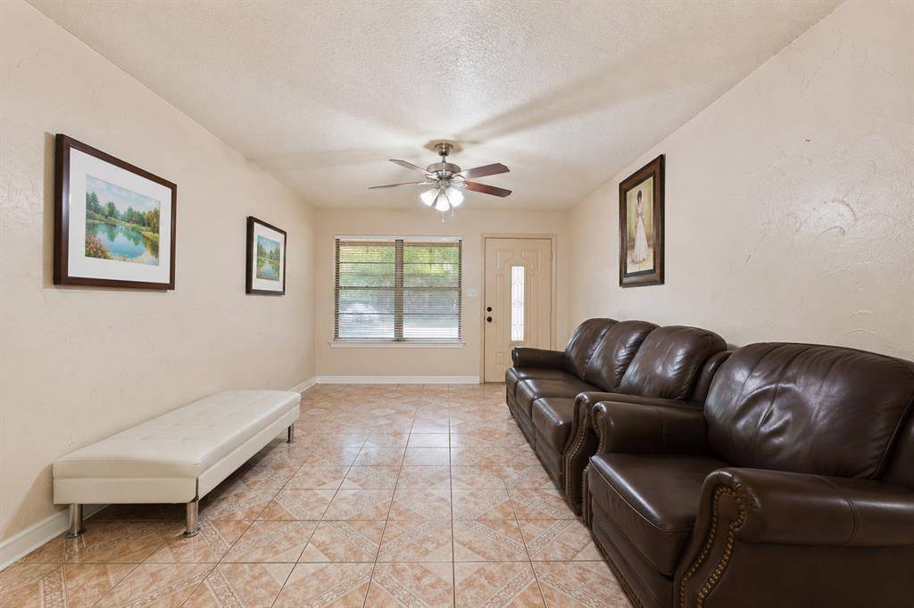 13105 Blossomheath Lane, Dallas, TX 75240