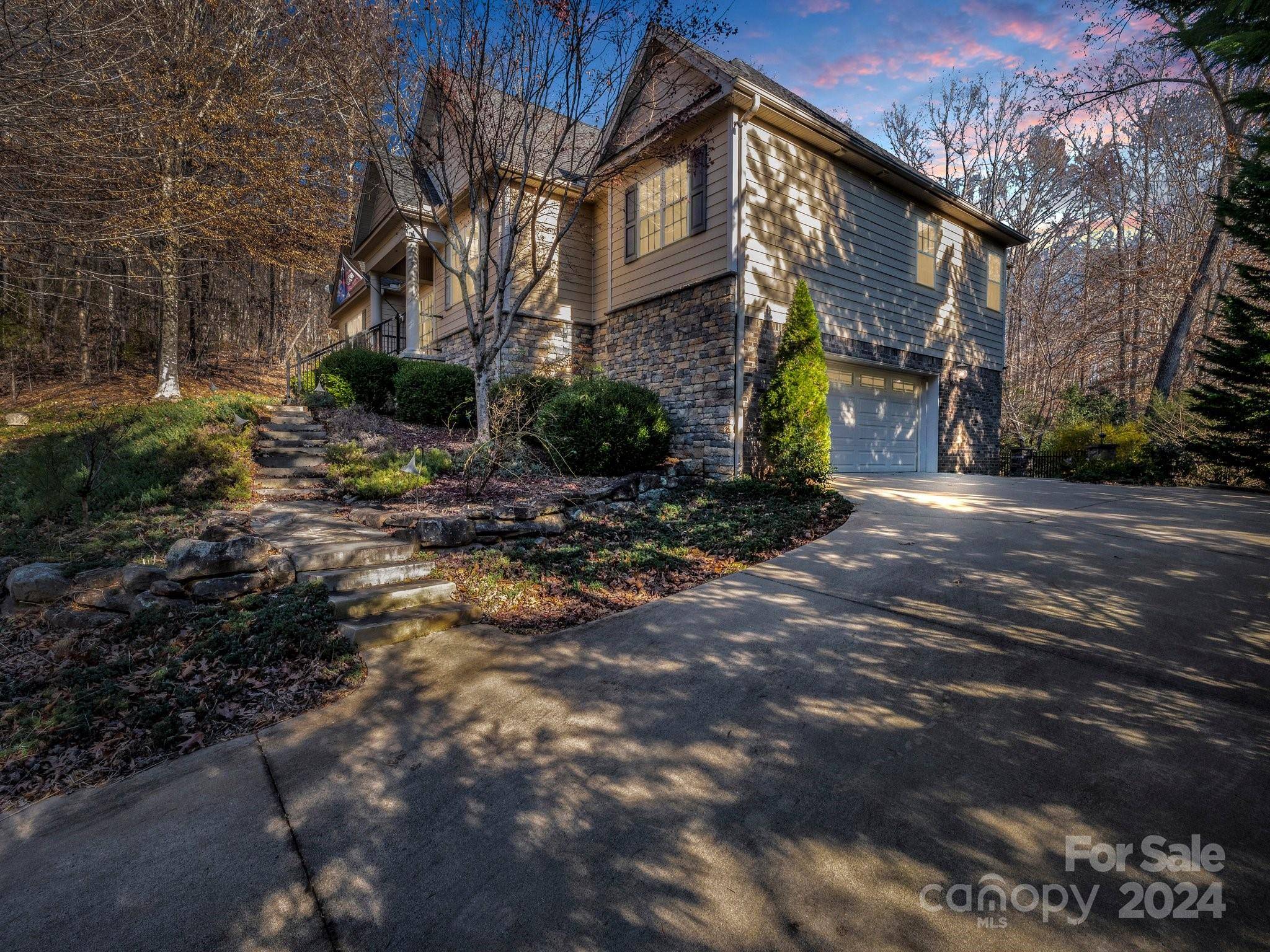 148 Courtland CT, Lake Lure, NC 28746