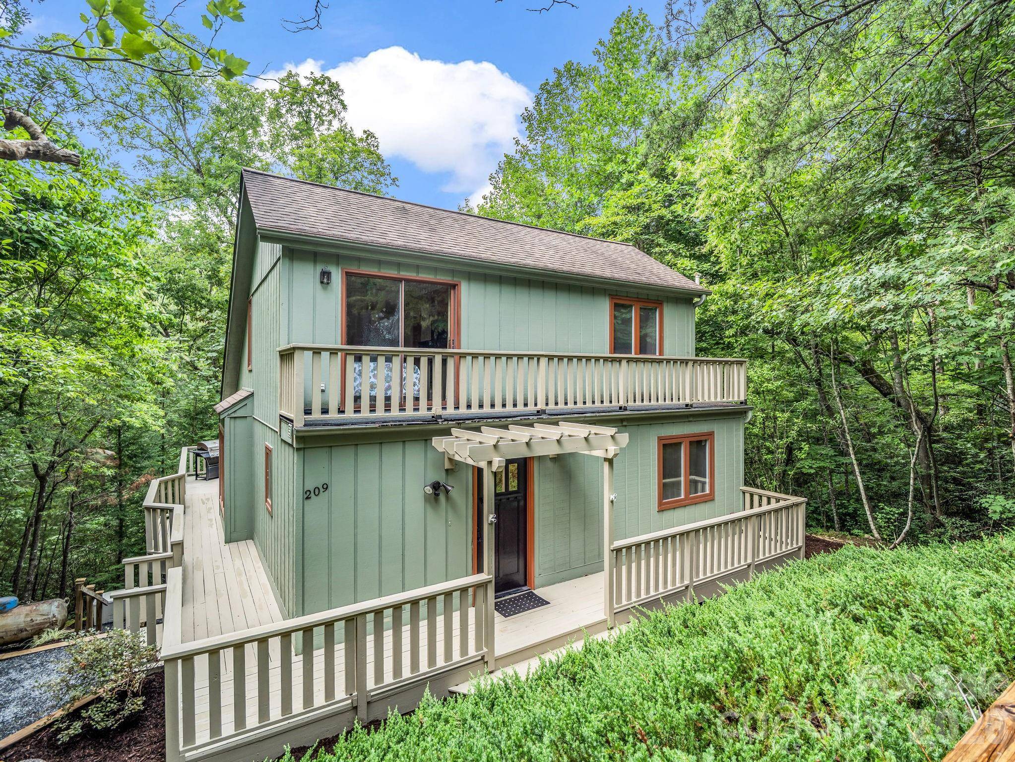 209 Dogwood DR, Lake Lure, NC 28746