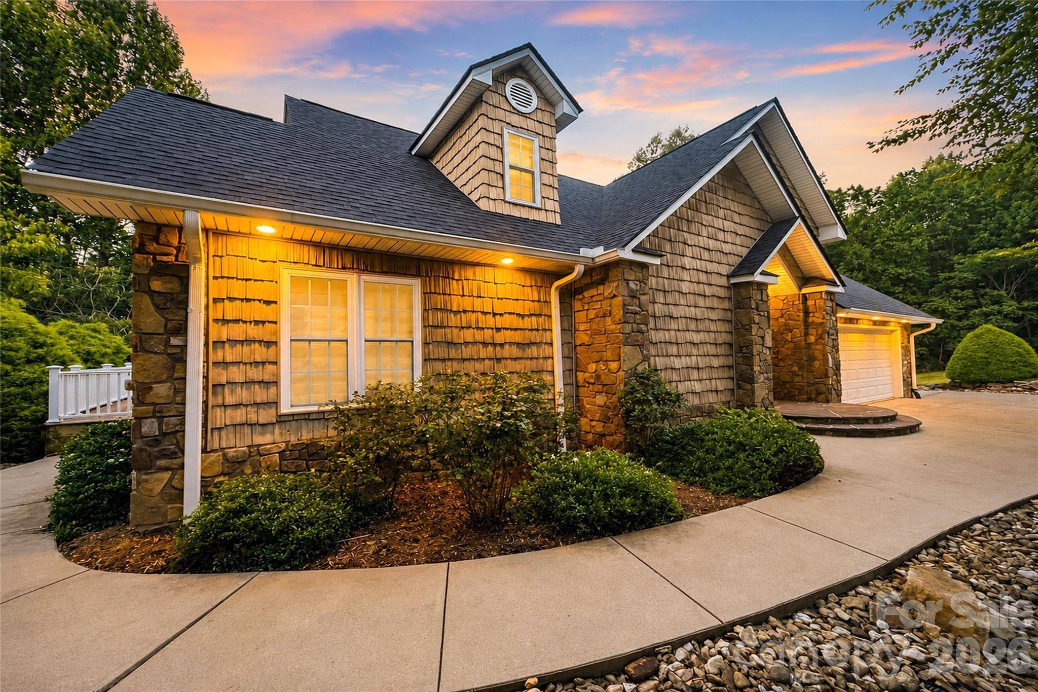 6047 Chaucer LN, Granite Falls, NC 28630