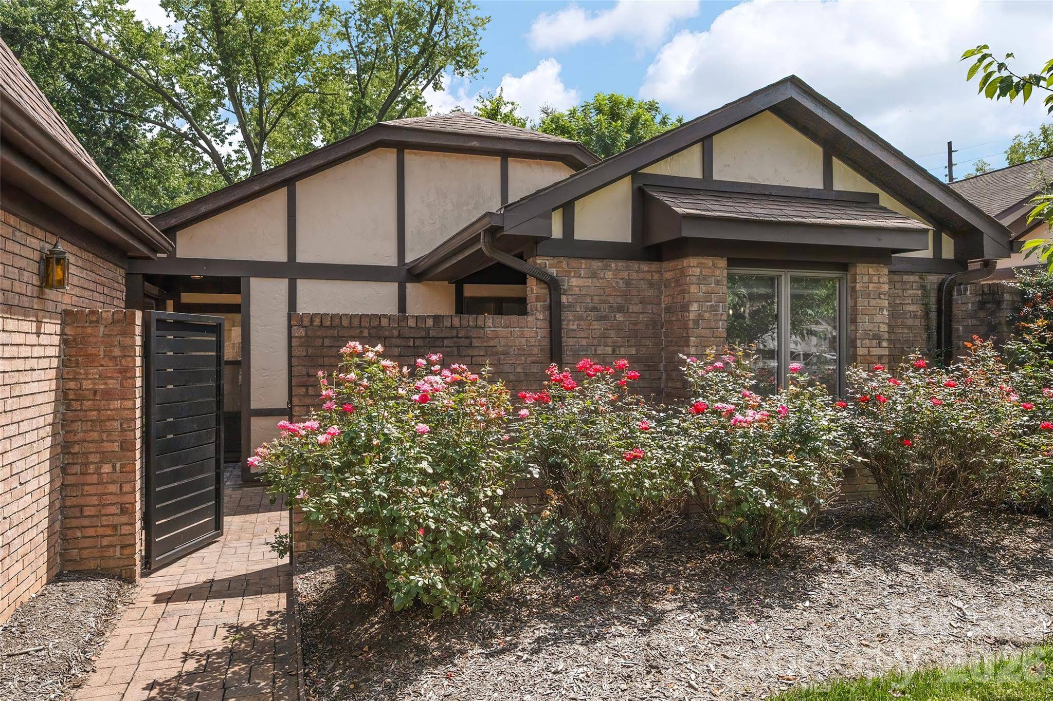 26 Lodge LN, Waynesville, NC 28786