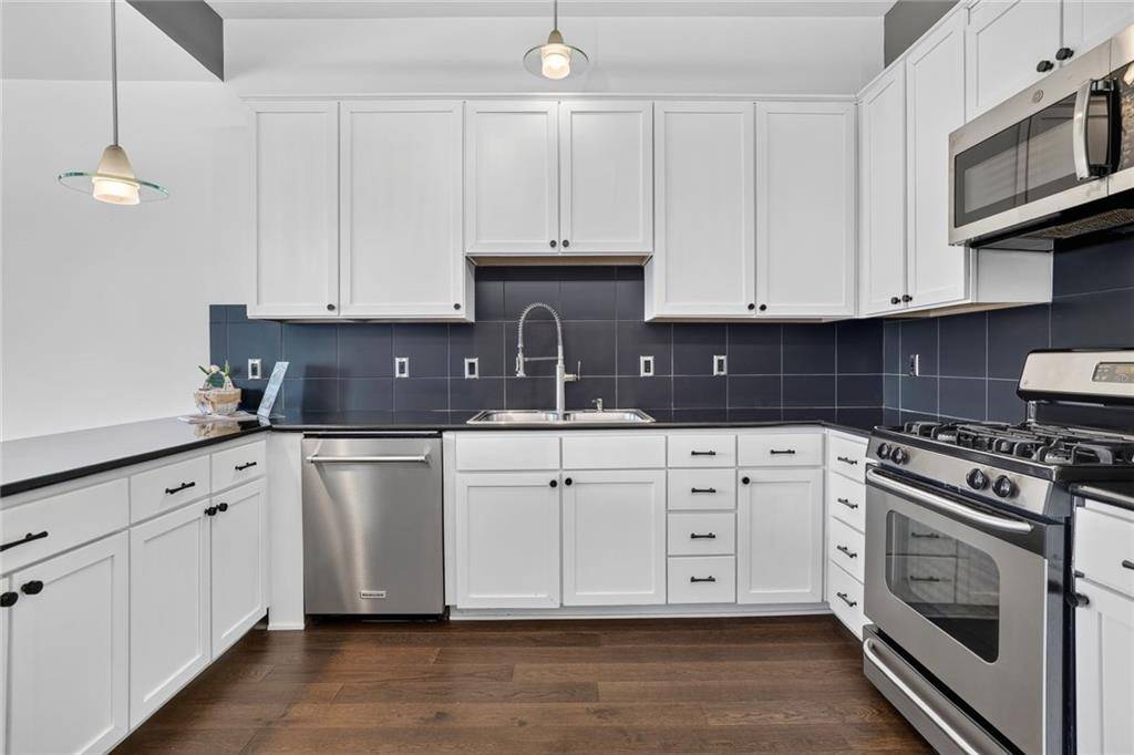 1605 Summit ST, Kansas City, MO 64108