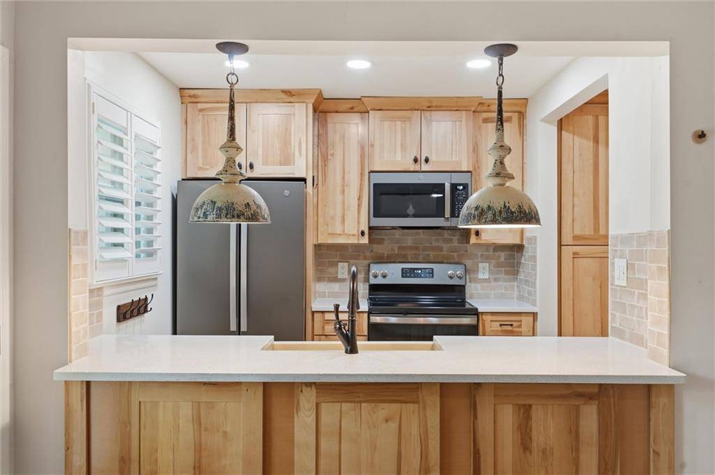 8346 NW Barrybrooke DR, Kansas City, MO 64151