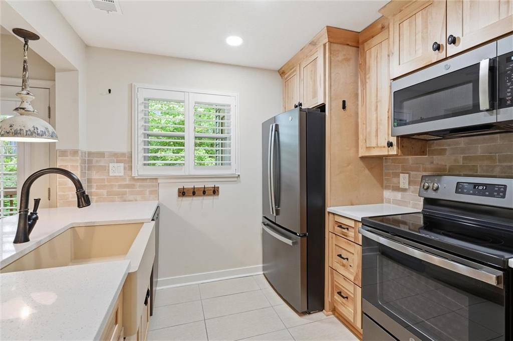 8346 NW Barrybrooke DR, Kansas City, MO 64151