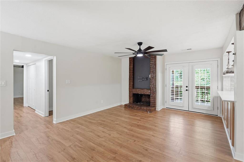 8346 NW Barrybrooke DR, Kansas City, MO 64151
