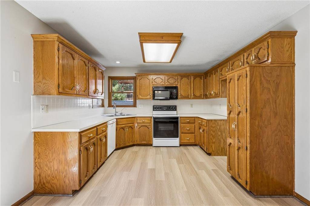412 SE HAMILTON CT, Blue Springs, MO 64014
