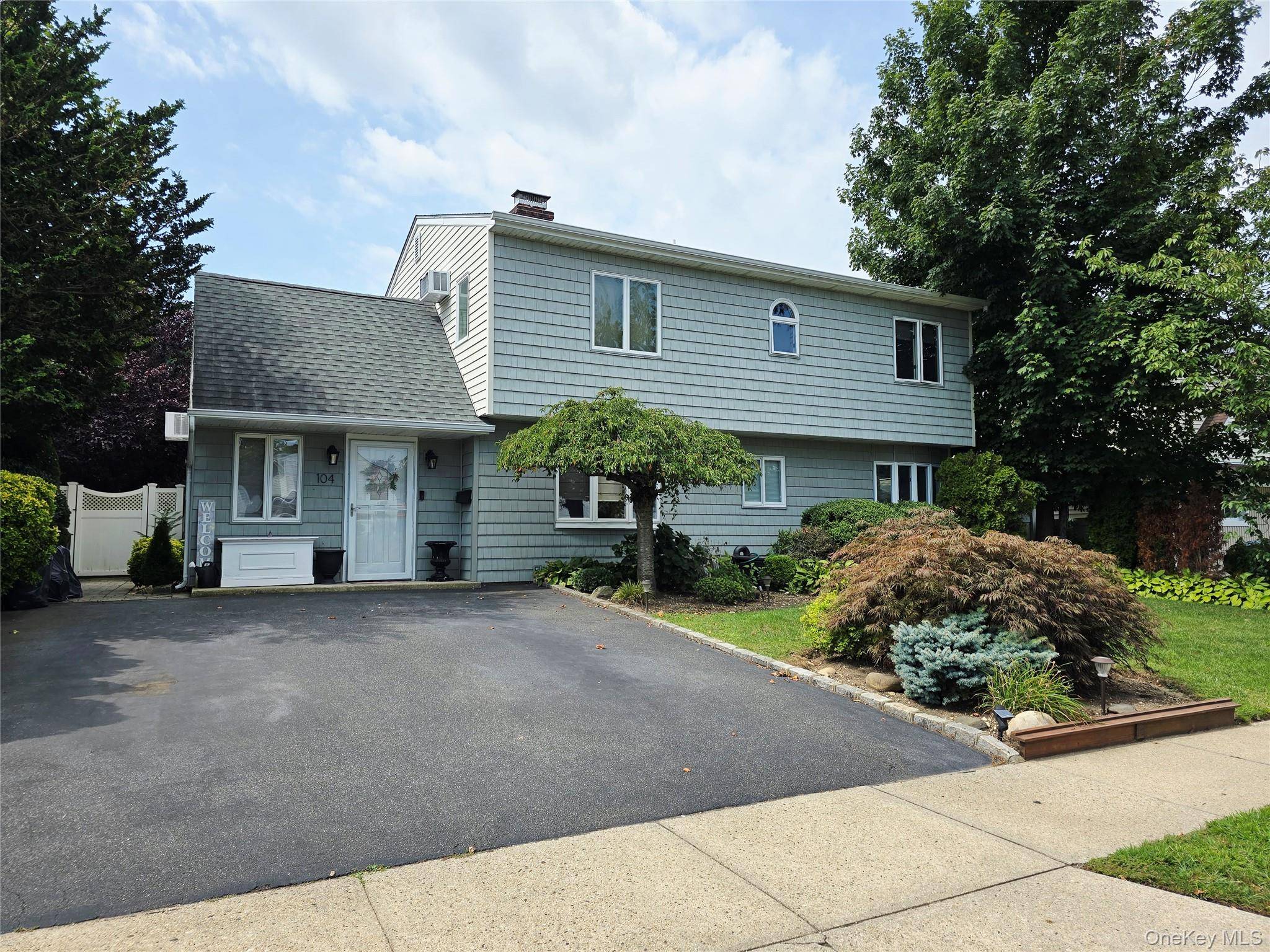 104 Choir LN, Westbury, NY 11590