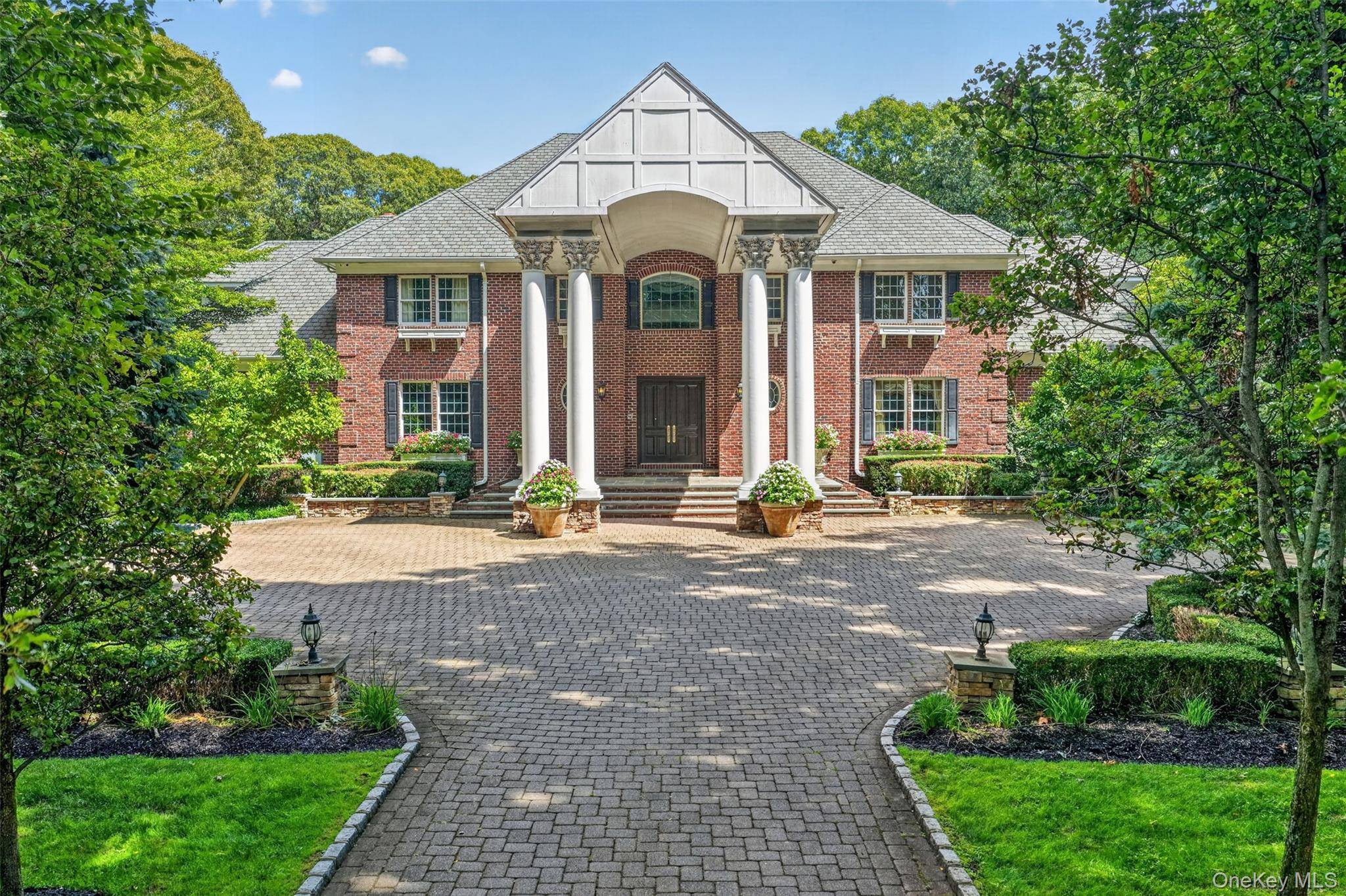 11 Danton LN, Locust Valley, NY 11560