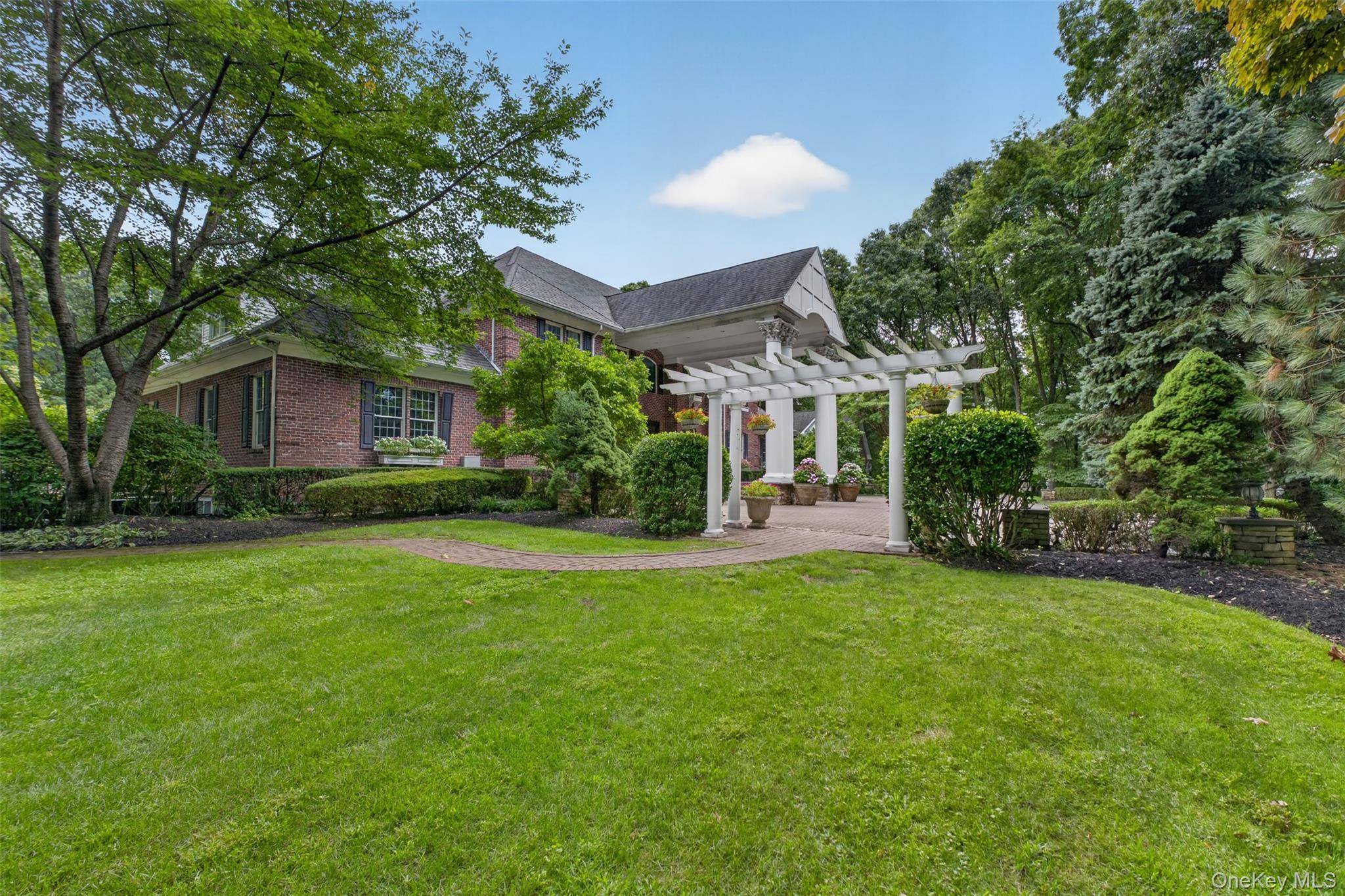11 Danton LN, Locust Valley, NY 11560