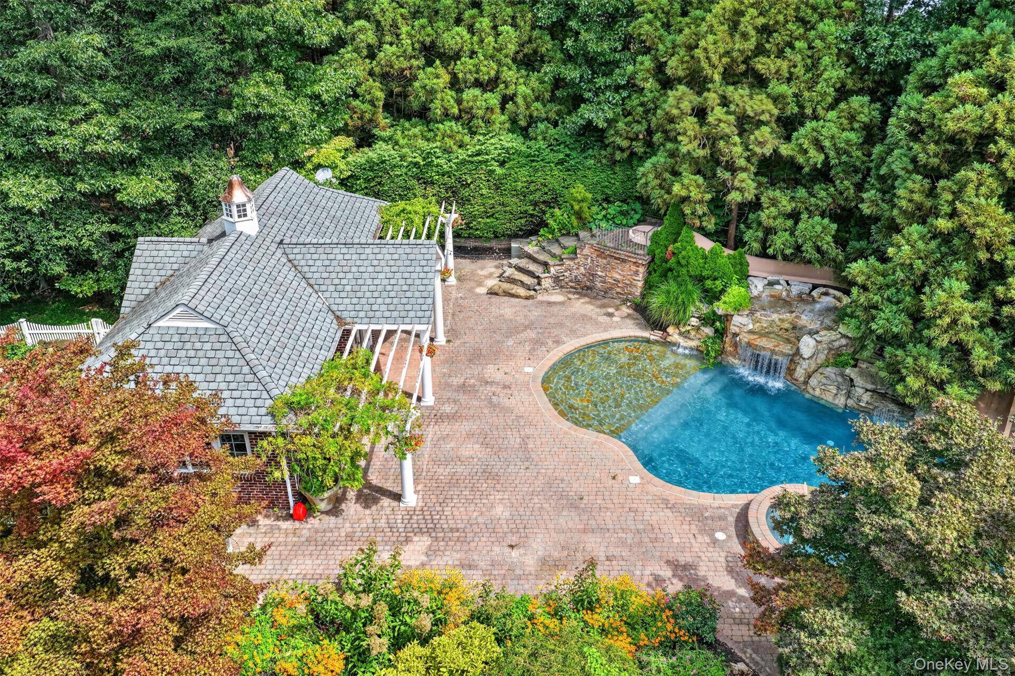 11 Danton LN, Locust Valley, NY 11560