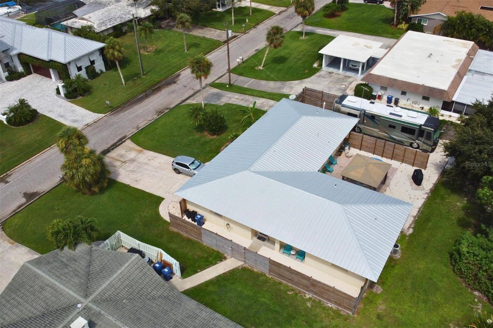 1860 SOUTHPOINTE DR, Sarasota, FL 34231