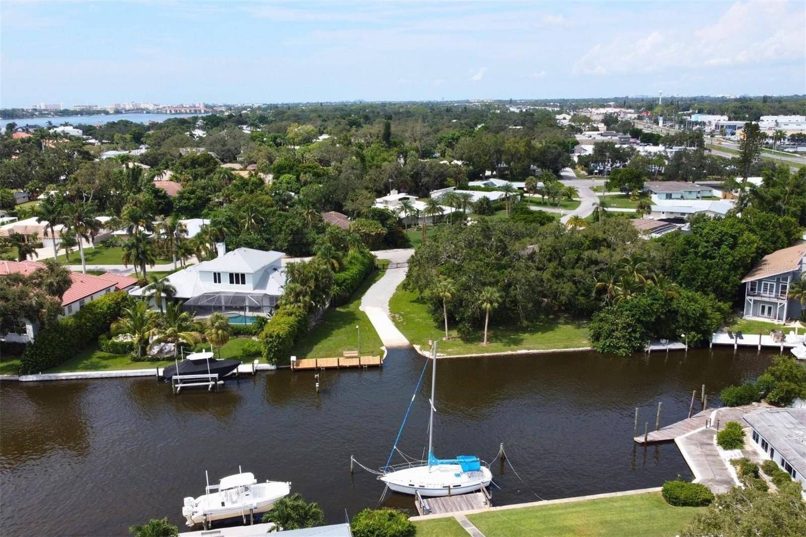 1860 SOUTHPOINTE DR, Sarasota, FL 34231