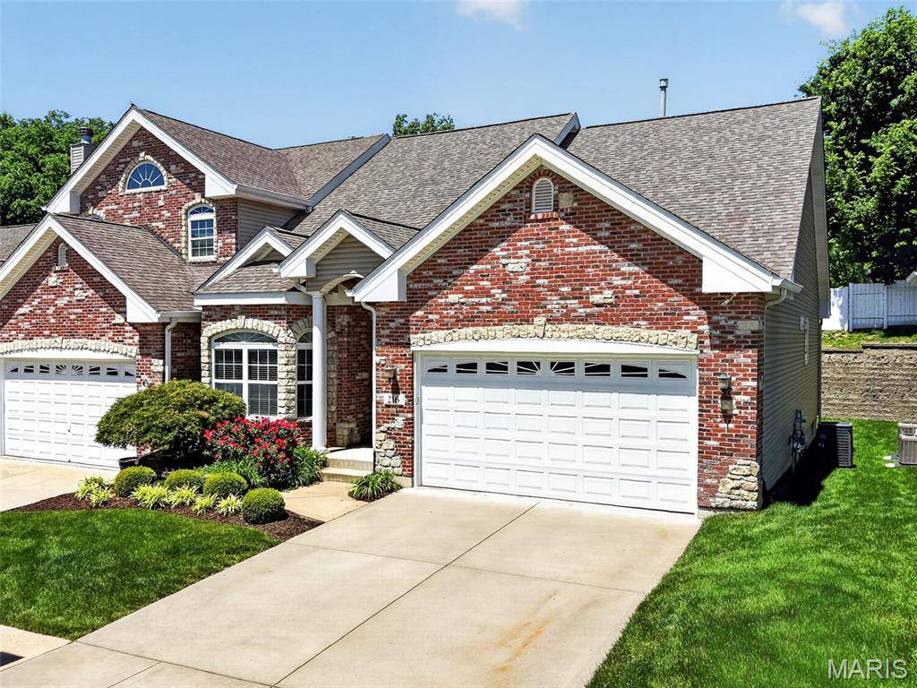 216 Woodland Place CT, St Charles, MO 63303