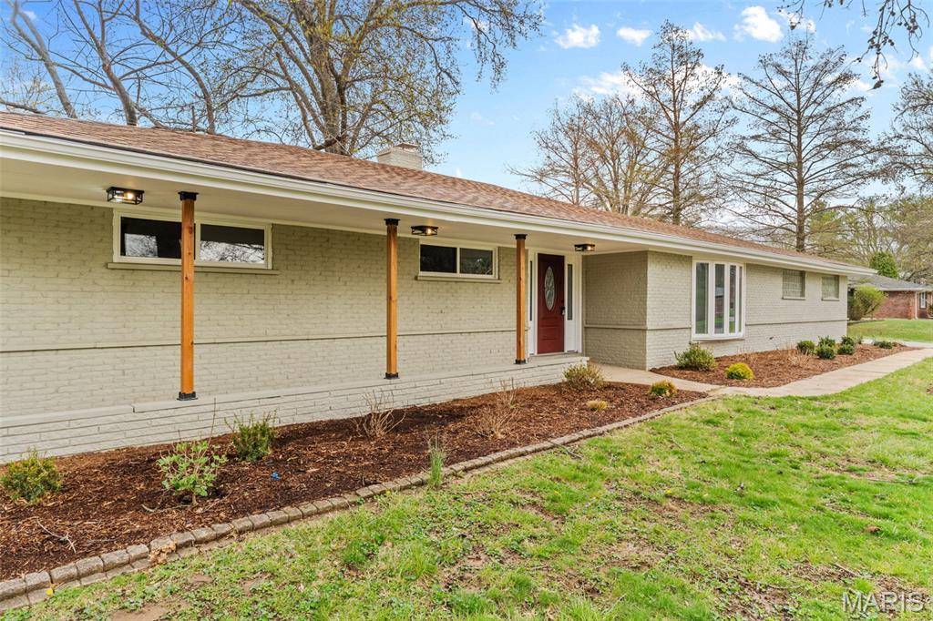 26 Castle DR, Florissant, MO 63034