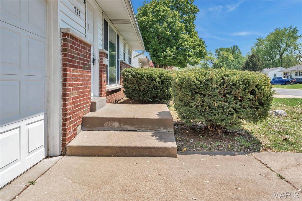 765 Babler DR, Florissant, MO 63031