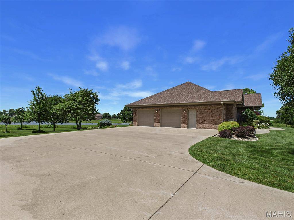 1751 Elizabeth RD, Staunton, IL 62088