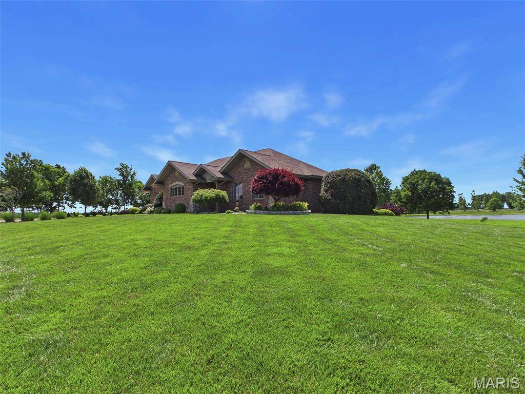 1751 Elizabeth RD, Staunton, IL 62088