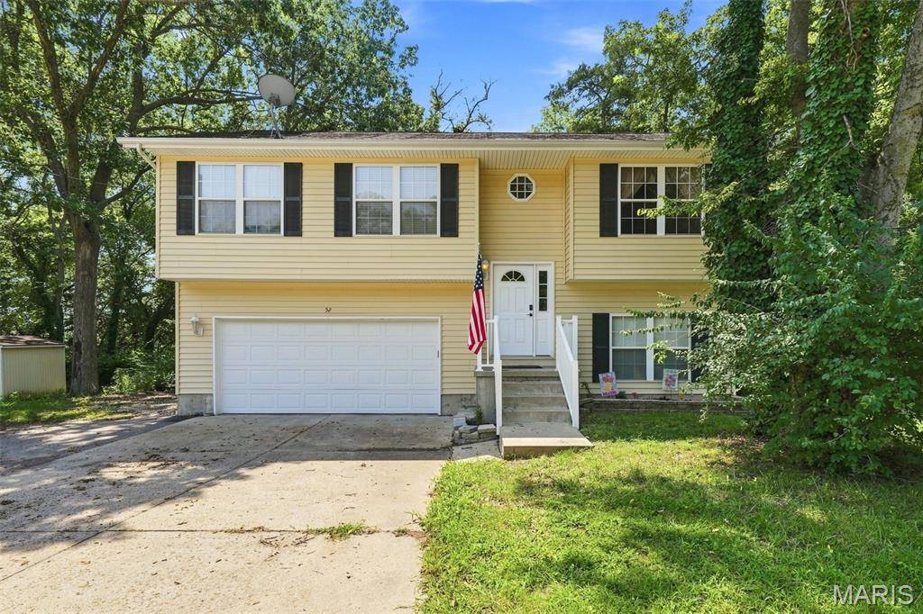 52 Lois LN, Fenton, MO 63026