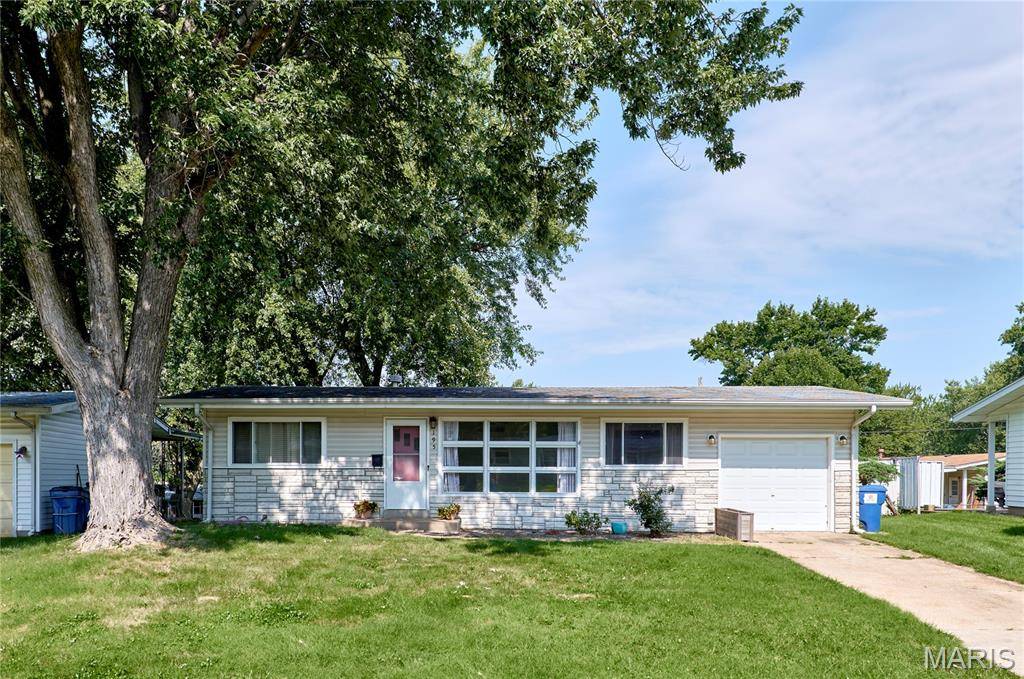 195 Grenoble LN, Florissant, MO 63033